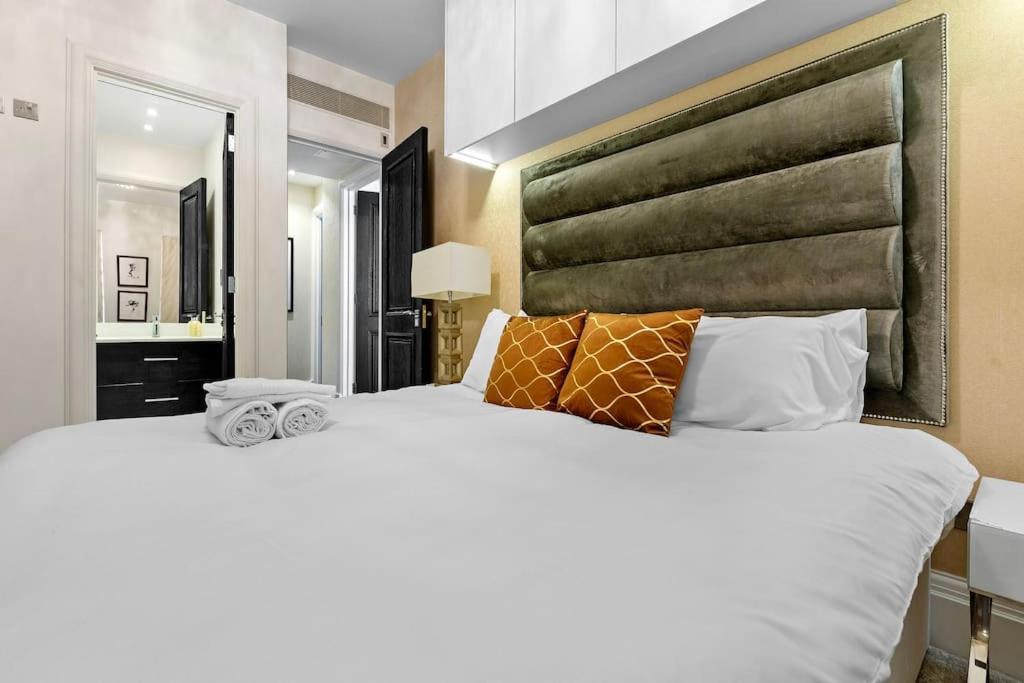 Marble Arch Apartment *